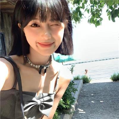 盛开的樱花林下